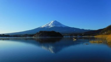Mavi gökyüzü güzel hava göl Kawaguchi Oishi üzerinden mt. Fuji Japonya 02/08/2018