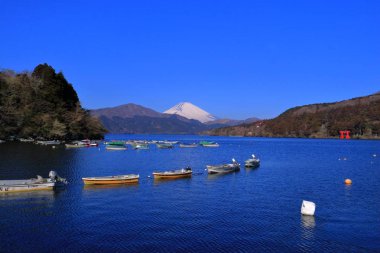 Fuji Dağı Gölü eski Hakone liman Japonya'dan mavi gökyüzü ile ortaklaşa 02/09/2018