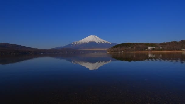 Yamanakako 2018 的透明水与蓝天的富士山 — 图库视频影像