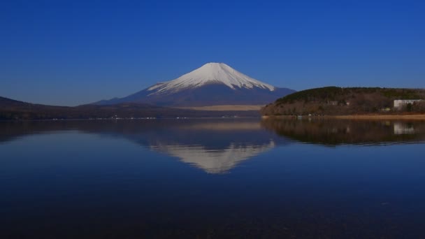 Yamanakako 2018 的透明水与蓝天的富士山 — 图库视频影像