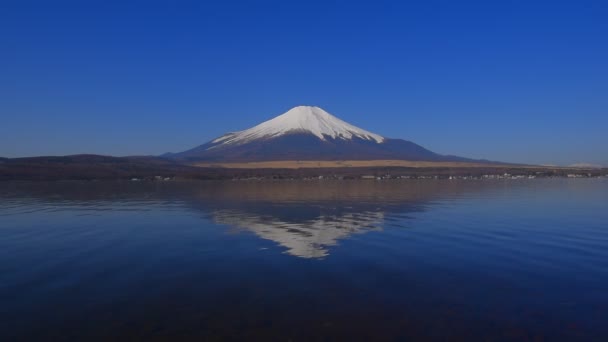 Yamanakako 2018 的透明水与蓝天的富士山 — 图库视频影像