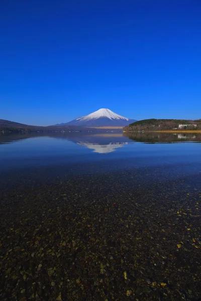 Fuji Agua Transparente Con Cielo Azul Desde Lago Yamanakako Japón — Foto de Stock
