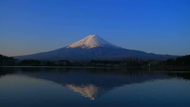 富士山河口湖日本の Ubuyagasaki から天気の良い青空のある朝 逆さま 2018 — ストック動画