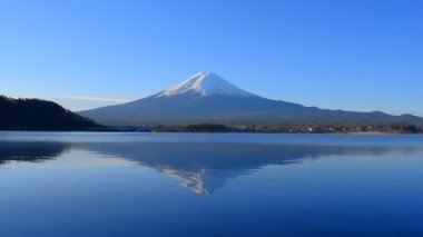 Kawaguchi Gölü 'nden mavi gökyüzü olan Fuji Dağı Japonya 12 / 05 / 2019