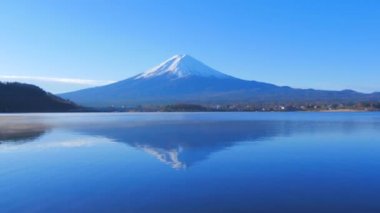 Kawaguchi Gölü 'nden mavi gökyüzüne sahip Fuji Dağı 4k Mp4 12 / 05 / 2019