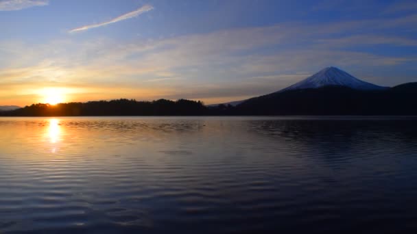 太阳升起和山顶 来自山林川口湖的富士2019年6月12日 — 图库视频影像