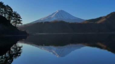 Sabah Kawaguchi Gölü 'nden Fuji Dağı Yamanashi Bölgesi Japonya 01 / 02 / 2020 4k mp4