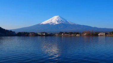Mt. Fuji mavi gökyüzünde Kawaguchi Gölü 'ndeki Ubuyagasaki' den Japonya 04 / 09 / 2020