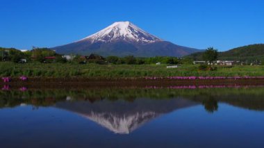 Fujiyoshida şehrinden Mavi Gökyüzü ile Fuji Dağı Japonya 05 / 14 / 2020