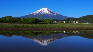 Fujiyoshida 'dan Mavi Gök Fuji Dağı Japonya 05 / 14 / 2020 4k.mov