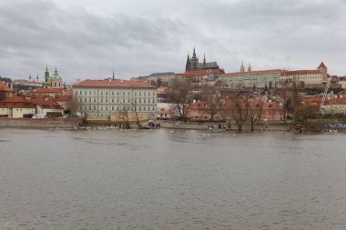 Çek Cumhuriyeti, Prag - 28 Ocak 2018: Prag tarihi merkezi Vltava Nehri ve Prag Kalesi, Çek Cumhuriyeti