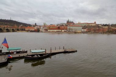 Prag Kalesi yukarıda Vltava Nehri Prag, Çek Cumhuriyeti