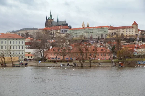 Çek Cumhuriyeti, Prag - 28 Ocak 2018: Prag tarihi merkezi Vltava Nehri ve Prag Kalesi, Çek Cumhuriyeti