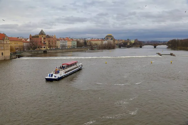 Över Prag Nationalteater Med Floden Moldau Tjeckien — Stockfoto
