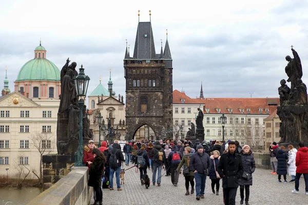 Česká Republika Praha Jan 2018 People Chůze Slavného Karlova Mostu — Stock fotografie