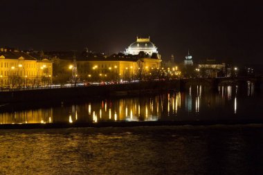 Gece görünümü Prague National Theater Vltava Nehri, Çek Cumhuriyeti