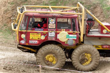 Milovice, Çek Cumhuriyeti, 8 Nisan 2017. Çek Cumhuriyeti Milovice Köyü yakınındaki kamyon deneme yarış. Araç Marka IFA bilinmeyen yarışçı üstesinden parça.