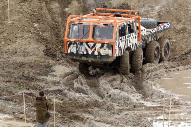 Milovice, Çek Cumhuriyeti, 8 Nisan 2017. Çek Cumhuriyeti Milovice Köyü yakınındaki kamyon deneme yarış. Araç Marka IFA bilinmeyen yarışçı üstesinden parça.