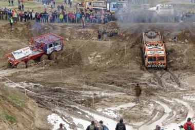 Milovice, Çek Cumhuriyeti, 8 Nisan 2017. Çek Cumhuriyeti Milovice Köyü yakınındaki kamyon deneme yarış. Araç Marka IFA bilinmeyen yarışçı üstesinden parça.