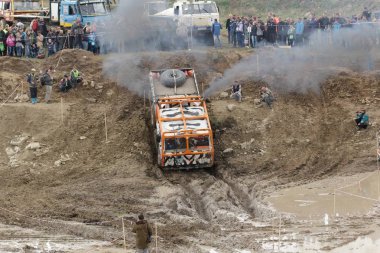Milovice, Çek Cumhuriyeti, 8 Nisan 2017. Çek Cumhuriyeti Milovice Köyü yakınındaki kamyon deneme yarış. Araç Marka IFA bilinmeyen yarışçı üstesinden parça.