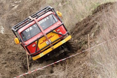 Milovice, Çek Cumhuriyeti, 8 Nisan 2017. Çek Cumhuriyeti Milovice Köyü yakınındaki kamyon deneme yarış. Araç Marka IFA bilinmeyen yarışçı üstesinden parça.