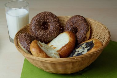 Peynir ve haşhaş kek ve bir bardak süt ile çikolatalı çörek