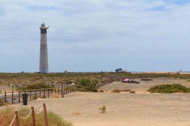 Deniz feneri bir plajda Morro Jable, Fuerteventura - Kanarya Adaları