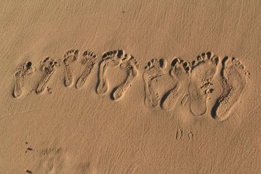 Ayak izleri sahilde, Fuerteventura - Kanarya Adaları