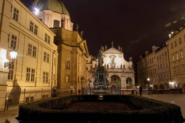 Vista Nocturna Plaza Krizovnicke Namesti Junto Puente Carlos Praga República —  Fotos de Stock