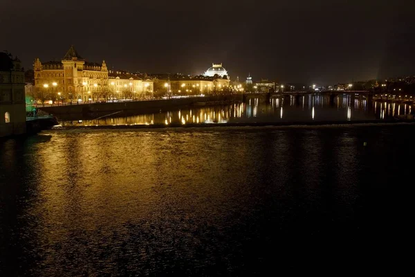 Pemandangan Malam Teater Nasional Praha Dengan Sungai Vltava Republik Ceko — Stok Foto