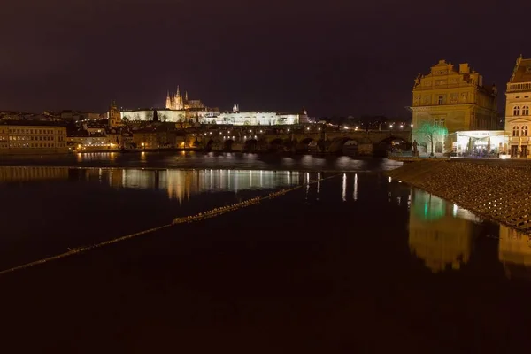 Akşam Vltava Nehri Ile Tarihi Kent Mimarisi Vitus Katedrali Prag — Stok fotoğraf