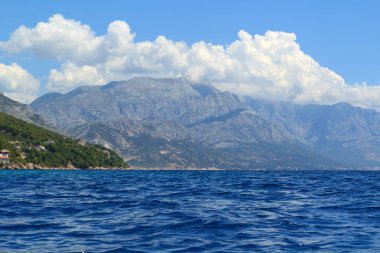Biokovo Dağları ile Güney Dalmaçya Hırvatistan Adriyatik Denizi'nin güzel manzara 