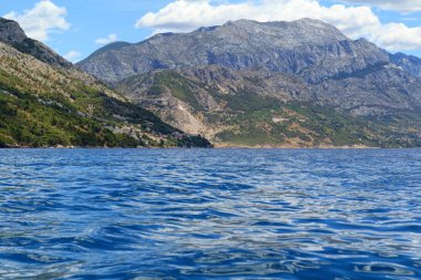 Biokovo Dağları ile Güney Dalmaçya Hırvatistan Adriyatik Denizi'nin güzel manzara 