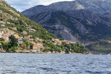 Arka planda Biokovo Dağları ile Güney Dalmaçya Hırvatistan Adriyatik Denizi ve Pisak köyün güzel manzara