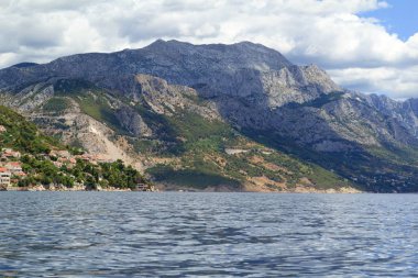 Biokovo Dağları ile Güney Dalmaçya Hırvatistan Adriyatik Denizi'nin güzel manzara 