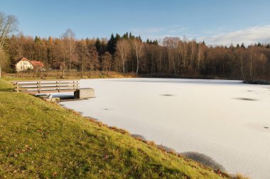 Gölün bir ada için bir yaya köprüsü ile kış manzara görünümünü