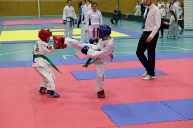 Mlada Boleslav, Çek Cumhuriyeti, 9 Aralık 2017: Çek Taekwondo ITF Mlada Boleslav, Çek Cumhuriyeti için bir fincan. Genç Taekwondo sporcular yarışma sırasında mücadele ediyoruz.