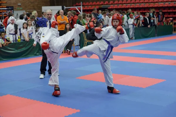 Nymburk, República Checa, 4 de novembro de 2017: Campeonato da República Checa Taekwondo ITF em Nymburk, República Checa. Jovens atletas de Taekwondo estão lutando durante a competição . — Fotografia de Stock