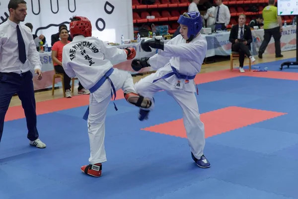 Nymburk, République tchèque, 4 novembre 2017 : Championnat de République tchèque de Taekwondo ITF à Nymburk, République tchèque. Les jeunes athlètes de Taekwondo se battent pendant la compétition . — Photo