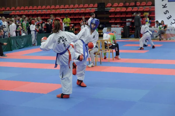 Nymburk, Czechy, 4 listopada 2017: otwarte Mistrzostwa Republiki Czeskiej Taekwondo Itf w mieście Nymburk, Czechy. Taekwondo młodzi sportowcy walczą podczas konkursu. — Zdjęcie stockowe