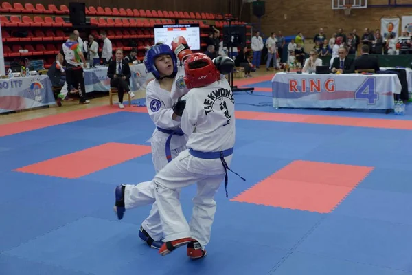 Nymburk, Czech Republic, November 4 2017: Championship of Czech Republic Taekwondo ITF in Nymburk, Czech Republic. Young Taekwondo athletes are fighting during contest. — Stock Photo, Image