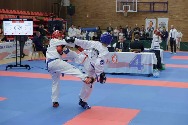 Nymburk, Czech Republic, November 4 2017: Championship of Czech Republic Taekwondo ITF in Nymburk, Czech Republic. Young Taekwondo athletes are fighting during contest. — Stock Photo, Image