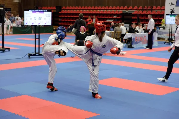 Nymburk, Tjeckien, 25 November 2017: en kopp tjeckiska Taekwondo Itf föreningen i Nymburk, Tjeckien. Ung Taekwondo idrottare kämpar under tävlingen. — Stockfoto