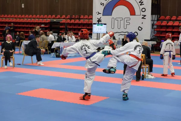 Nymburk, República Checa, 25 de novembro de 2017: A Cup of the Czech Taekwondo ITF Association in Nymburk, Czech Republic. Jovens atletas de Taekwondo estão lutando durante a competição . — Fotografia de Stock