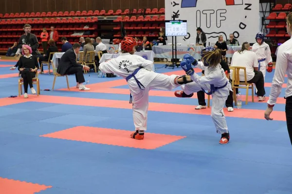 Nymburk, República Checa, 25 de novembro de 2017: A Cup of the Czech Taekwondo ITF Association in Nymburk, Czech Republic. Jovens atletas de Taekwondo estão lutando durante a competição . — Fotografia de Stock