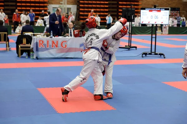 Nymburk, République tchèque, 25 novembre 2017 : Coupe de l'Association tchèque de Taekwondo ITF à Nymburk, République tchèque. Les jeunes athlètes de Taekwondo se battent pendant la compétition . — Photo