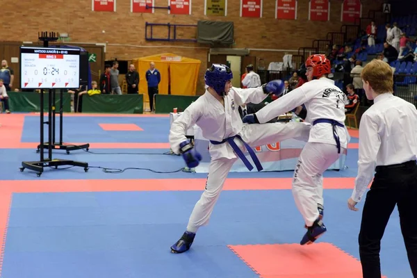 Nymburk, República Checa, 25 de novembro de 2017: A Cup of the Czech Taekwondo ITF Association in Nymburk, Czech Republic. Jovens atletas de Taekwondo estão lutando durante a competição . — Fotografia de Stock