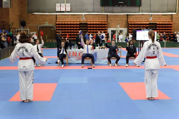 Nymburk, Czechy, 25 listopada 2017: Puchar stowarzyszenia czeskich Taekwondo Itf w mieście Nymburk, Czechy. Taekwondo młodzi sportowcy walczą podczas konkursu. — Zdjęcie stockowe