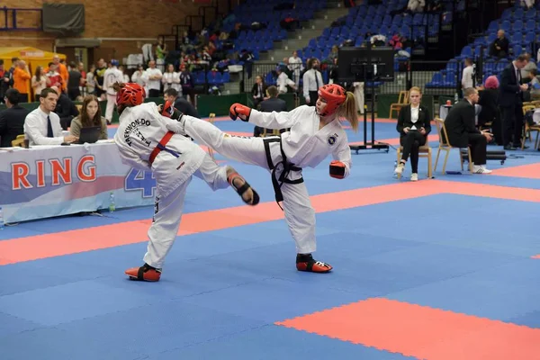 Nymburk, République tchèque, 25 novembre 2017 : Coupe de l'Association tchèque de Taekwondo ITF à Nymburk, République tchèque. Les jeunes athlètes de Taekwondo se battent pendant la compétition . — Photo
