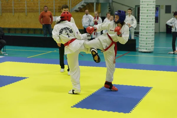 Mlada Boleslav, República Checa, 9 de dezembro de 2017: A Cup of the Czech Taekwondo ITF in Mlada Boleslav, República Checa. Jovens atletas de Taekwondo estão lutando durante a competição . — Fotografia de Stock